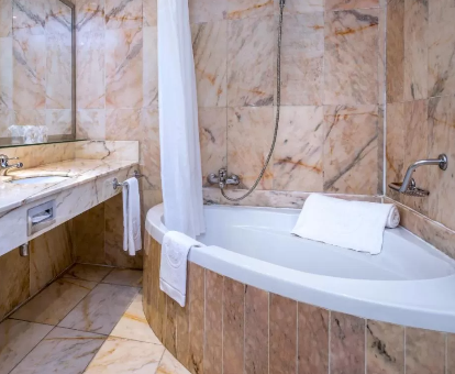 Foto del baño con bañera de hidromasaje que se encuentra en el hotel Mas Gallau